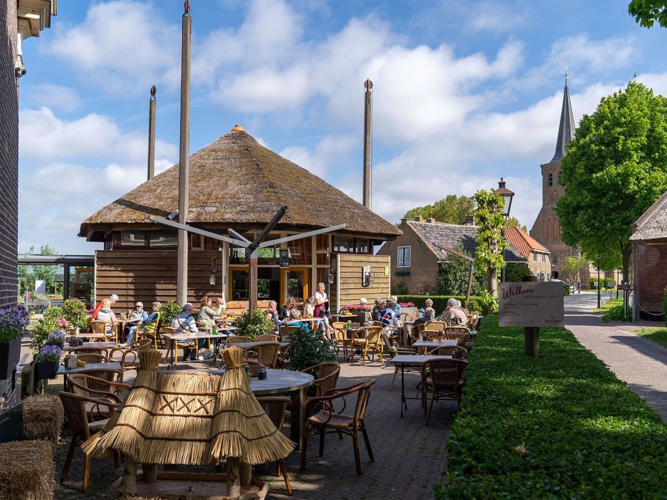 Een gezellig terras in het dorpje 't woudt vlakbij Delft