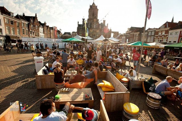 Groep mensen op de Markt in Delft tijdens het Jazz Festival