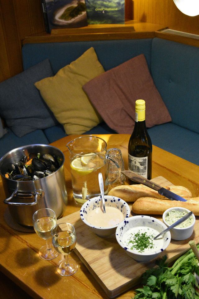 Witte wijn, stokbrood, kruidenboter en mosselen op Franse wijze.