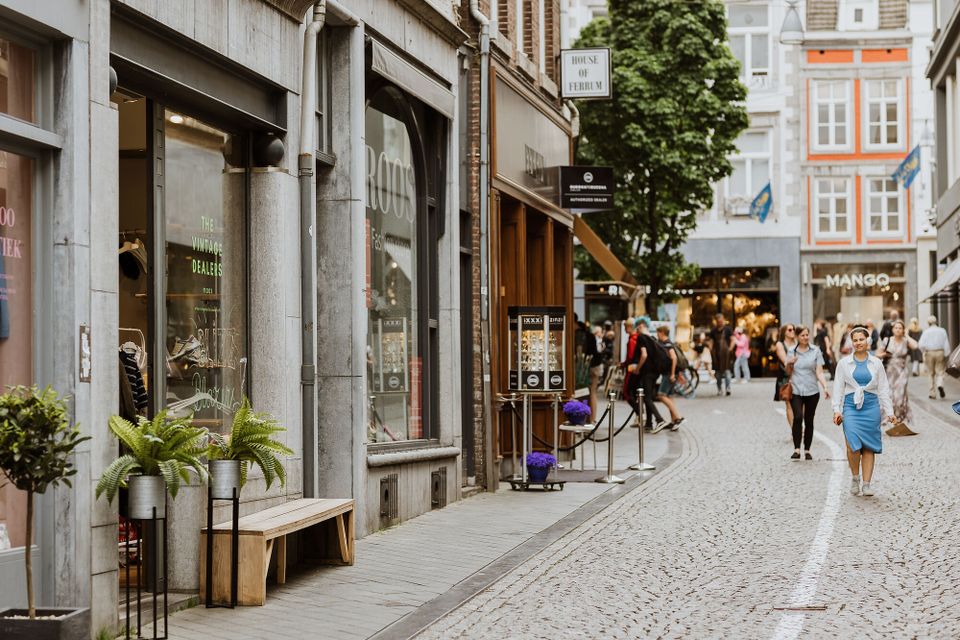 Spilstraat Maastricht winkels en lopende mensen