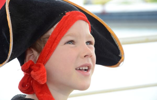 Een piraat luister aandachtig naar de piraten gids