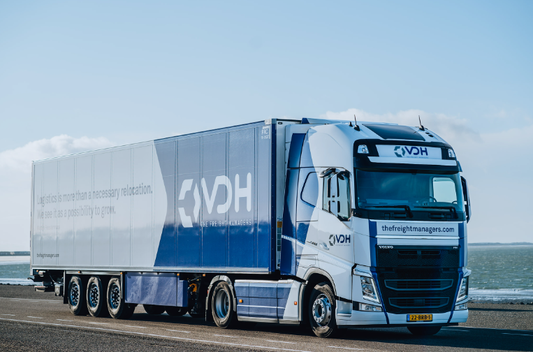 vrachtwagen van VDH rijdend over de dam