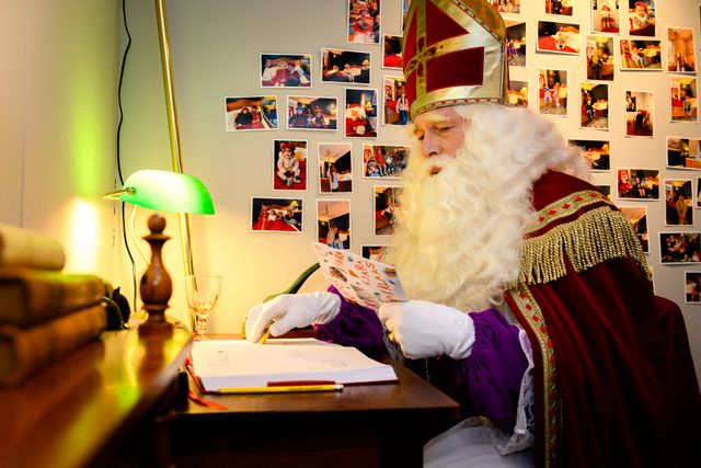 Sinterklaas werkt in zijn Grote Boek