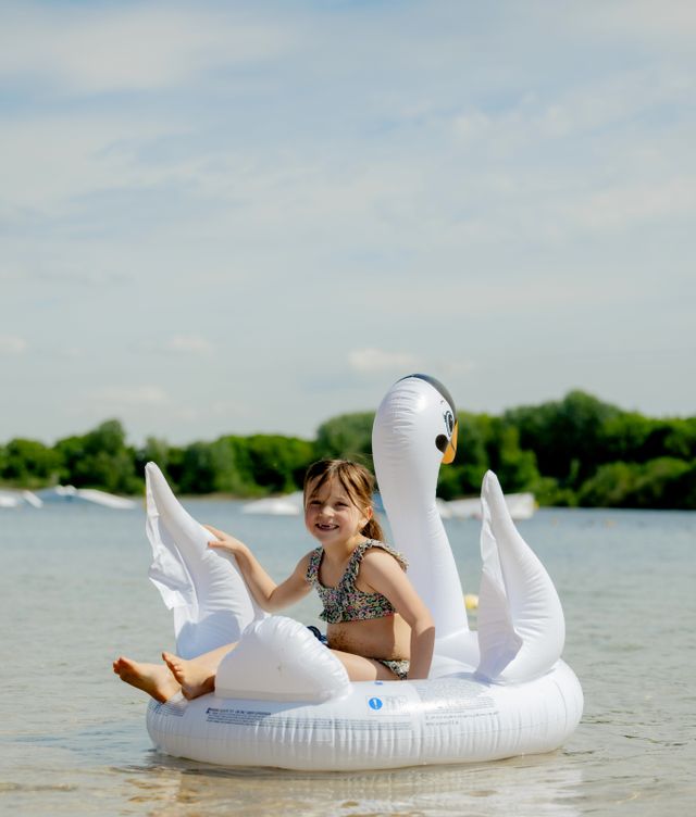 Meisje in zwemband in het water.