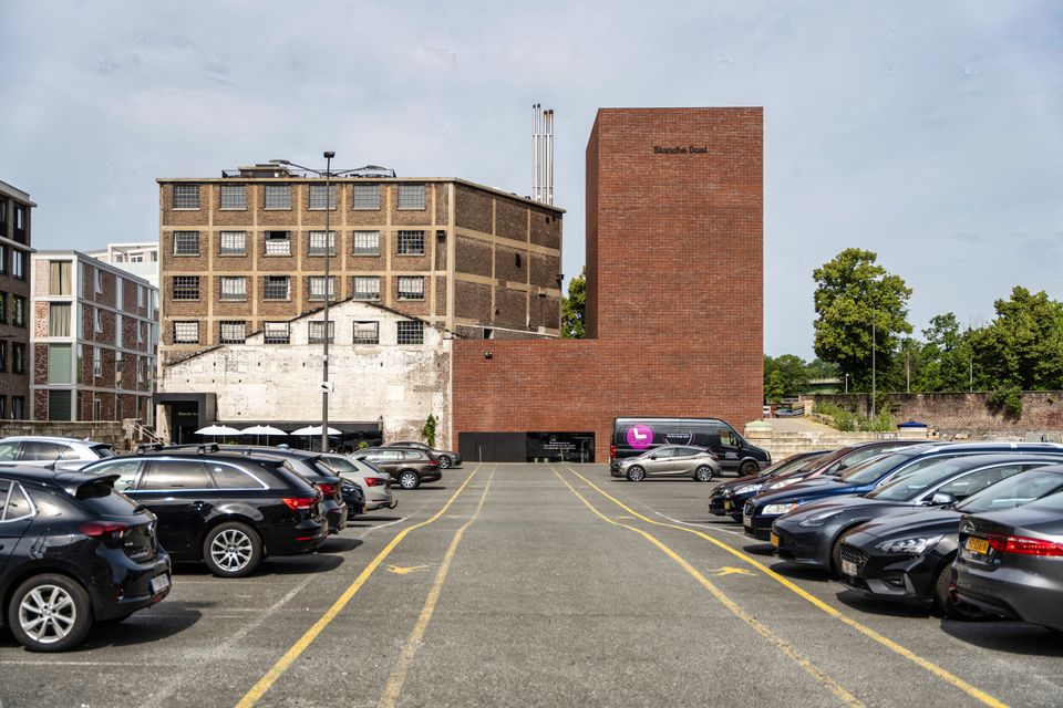 Parking in the sphinx district