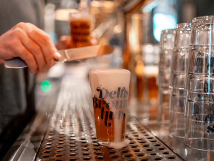 Een vers getapt biertje bij het Delfts Brouwhuis