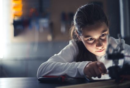 Meisje geconcentreerd aan het werk