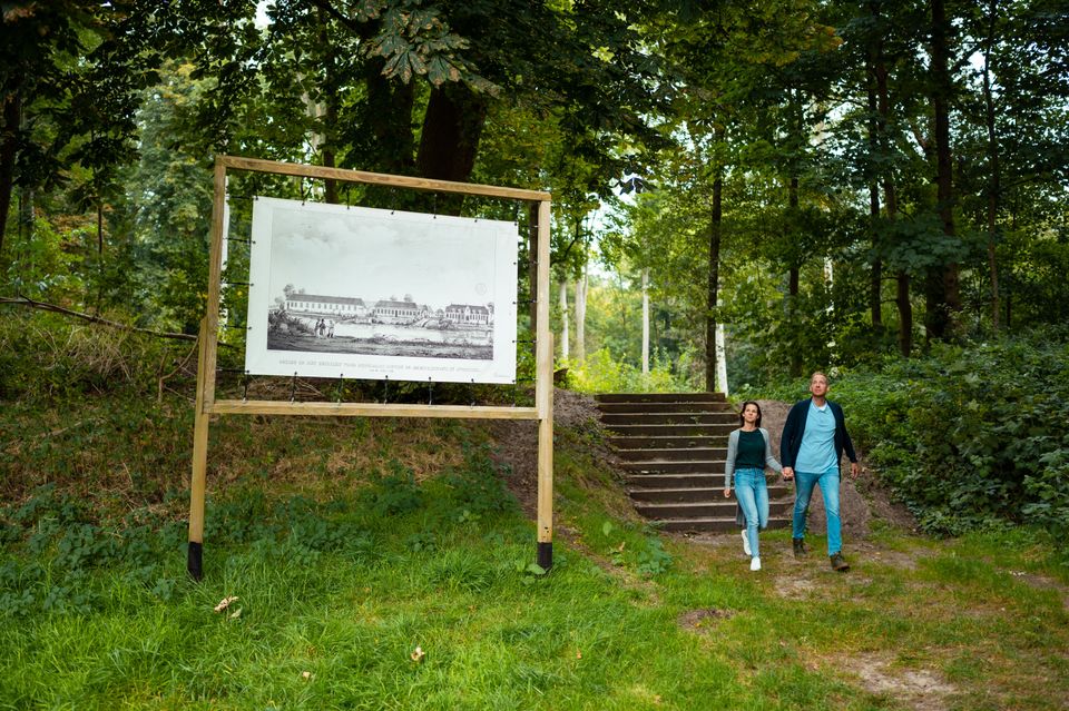Stel dat wandelt bij de afbeelding van Kolonie Ommerschans