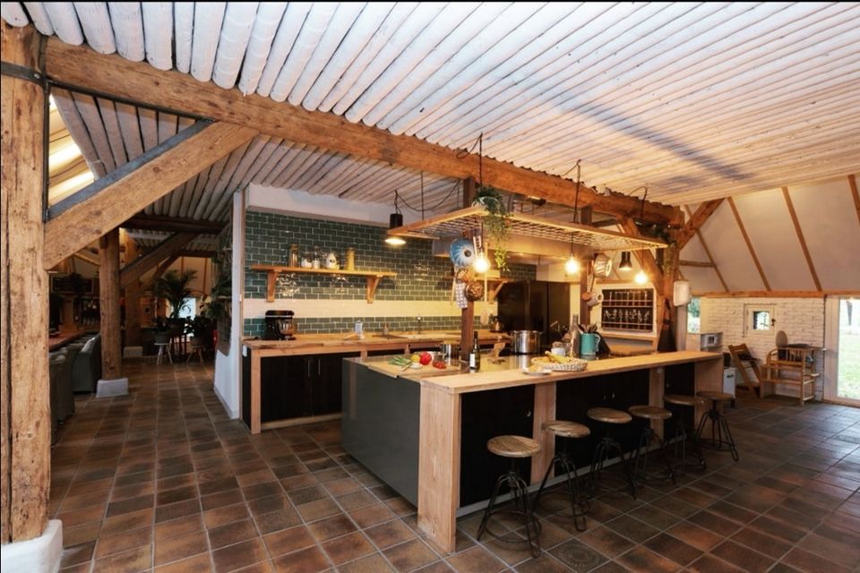 Een keuken met bar in een groepsaccommodatie.