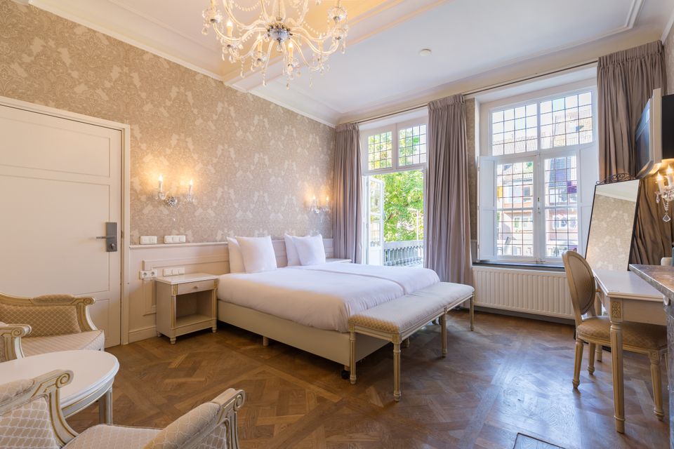 Alle Junior suites zijn ruime en luxe kamers die met elegantie zijn ingericht. Hierbij zijn zachte kleuren en houten vloeren gebruikt. Daarnaast zijn de kamers van alle luxe gemakken als bijvoorbeeld airco voorzien.