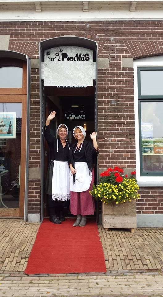 twee vrouwen in klederdracht in de deuropening van it pontus