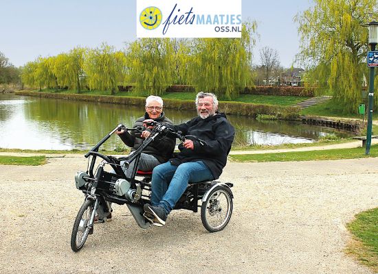 Twee mensen op een duofiets