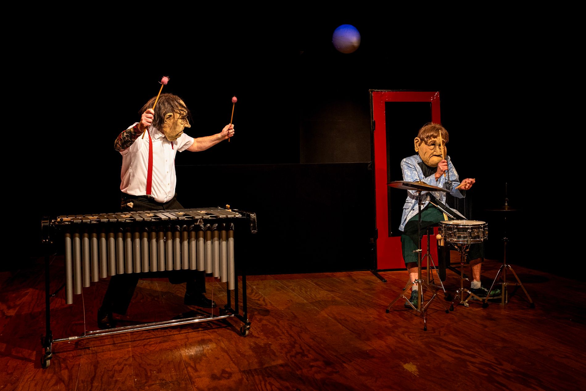 Wat gebeurt er als 2 oude muzikanten met elkaar ruzie maken,  en hun instrumenten de wapens zijn?