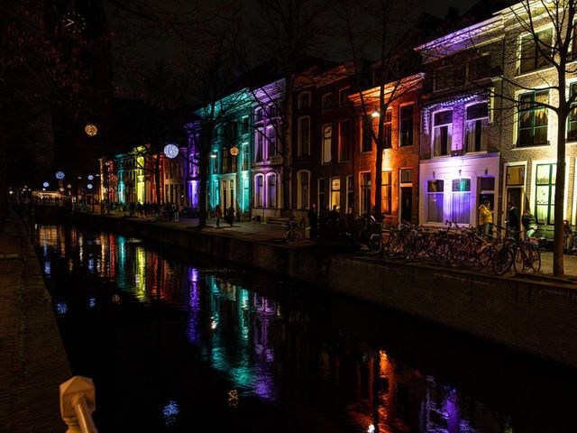 De Oude Delft vol met licht tijdens Lichtjesavond