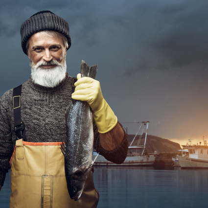 Restaurantbeeld 5-gangen vismenu Restaurant De Woerdenaar in Woerden, Groene Hart, visser met baard houdt verse vis vast in een haven als sfeervol beeld bij een gastronomisch vismenu.