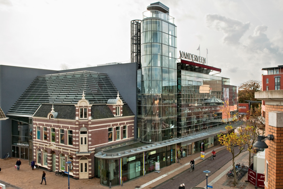 Warenhuis Vanderveen in Assen van buitenaf gezien.