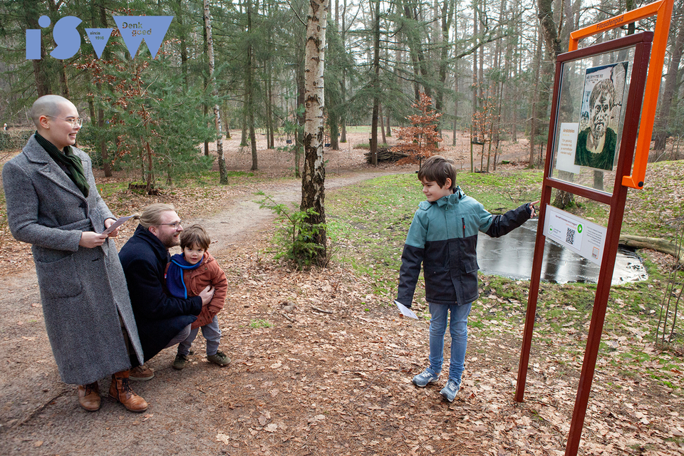 Familie Lapre staat stil bij een van de filosofen op het 'Filosofenpad voor jonge denkers'