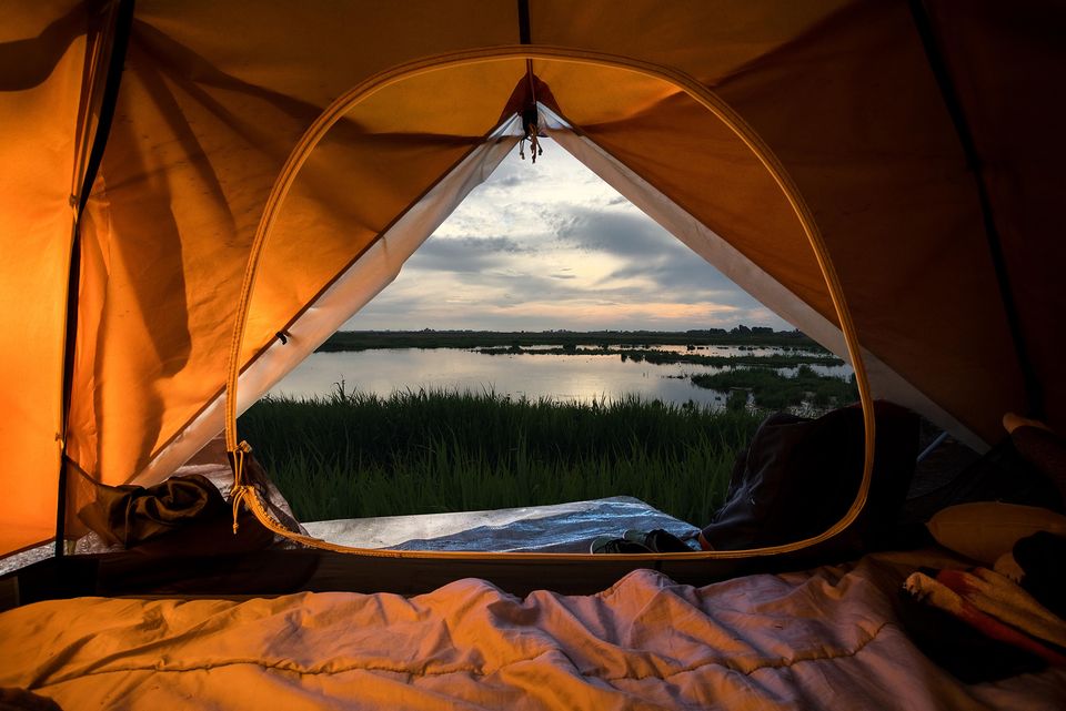 foto vanuit een tent met uitzicht op een meer in de winter