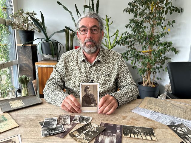 Wim met een foto van Gerard te midden van ander beeldmateriaal en bronnen. 