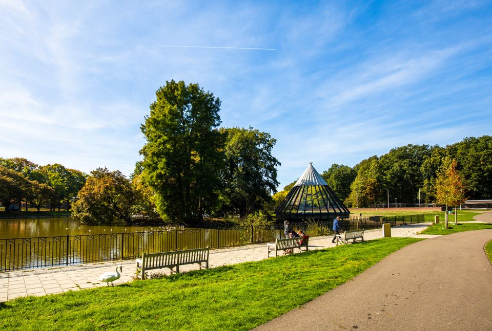 Het water en het Caratpaviljoen in de Warande