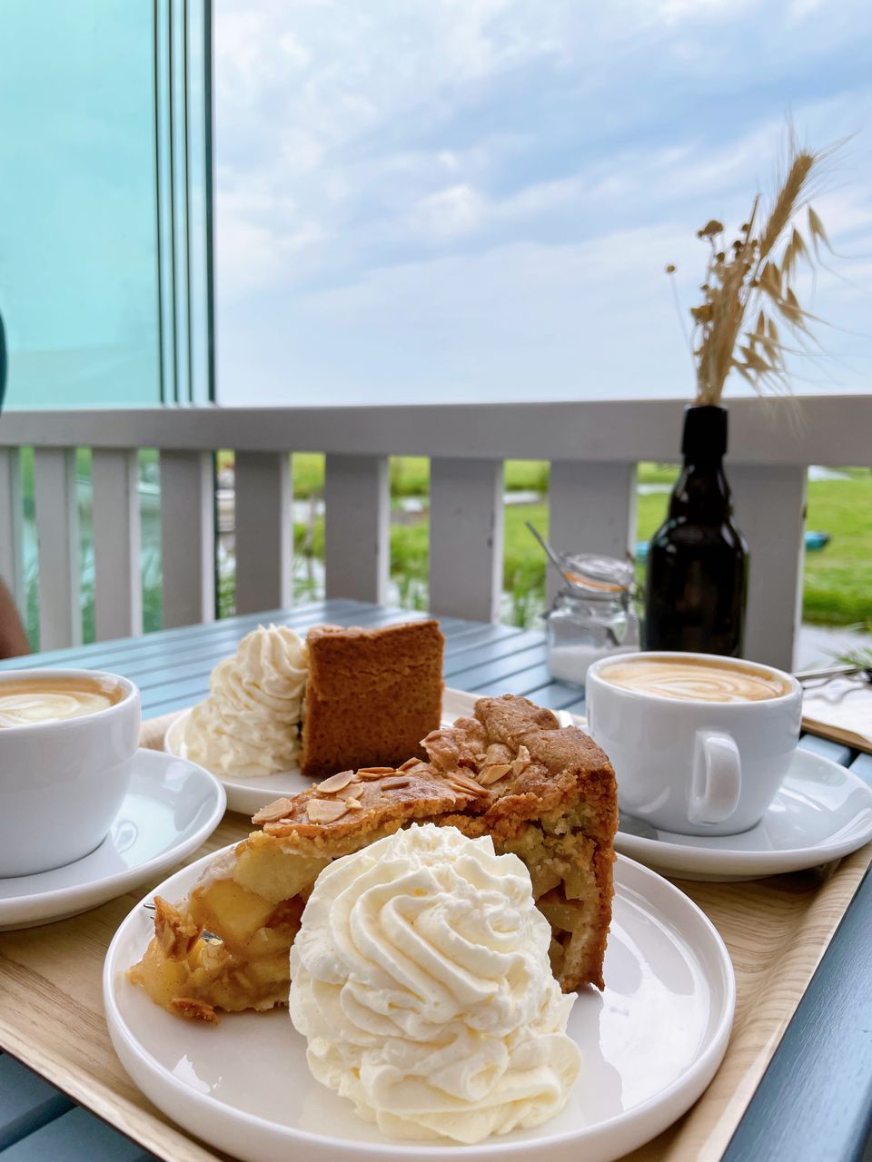 Appeltaart met koffie bij Bootverhuur Overleek