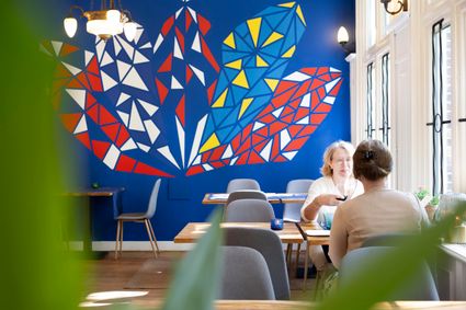 Twee dames die eten bij restaurant Posten in Frederiksoord