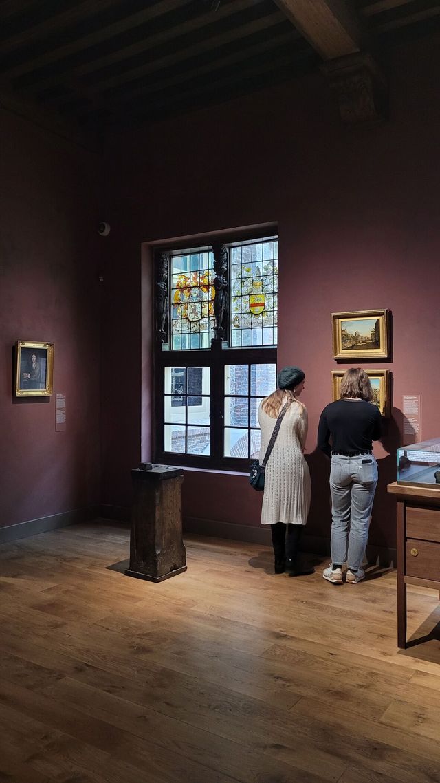 Studenten bezoeken de vaste collectie van Museum De Lakenhal in Leiden