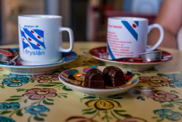 twee kopjes koffie en twee chocolaatjes