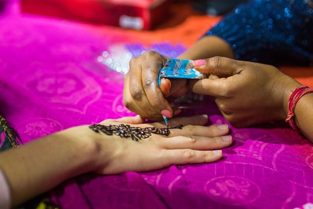 Een met henna beschilderde hand tijdens het Diwali festival
