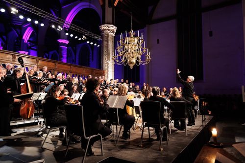 Een koor die in een kerk aan het spelen is
