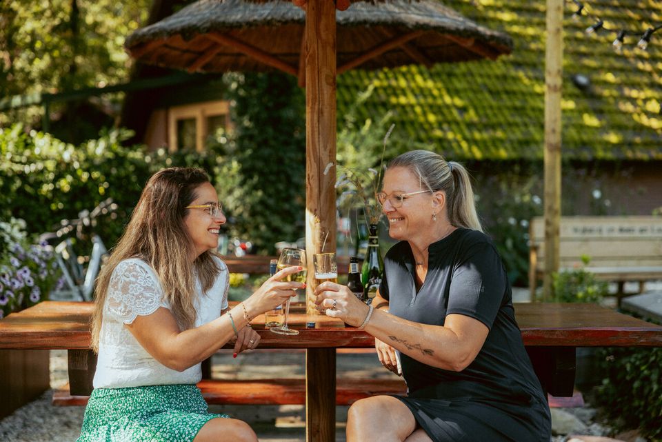 Vrouwen op het terras bij Vakantiepark Zevenbergen