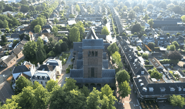 Joanneskerk in Oisterwijk van boven gefotografeerd