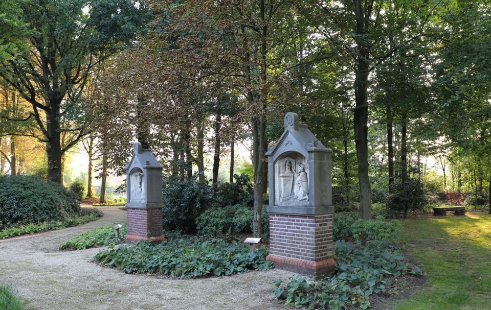 wegkapelletjes in een park met laagstaande zon