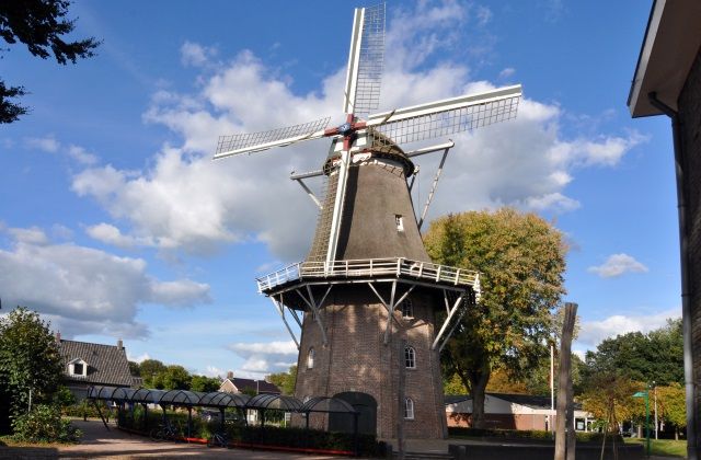 Een veertien meter hoge molen in een dorp.