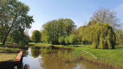 Foto Lindepark Oisterwijk met riviertje de Leije aan de linkerkant