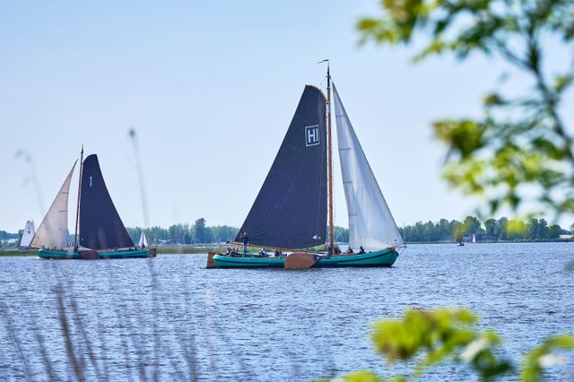 Twee skûtsjes zeilen op de Saltpoel.