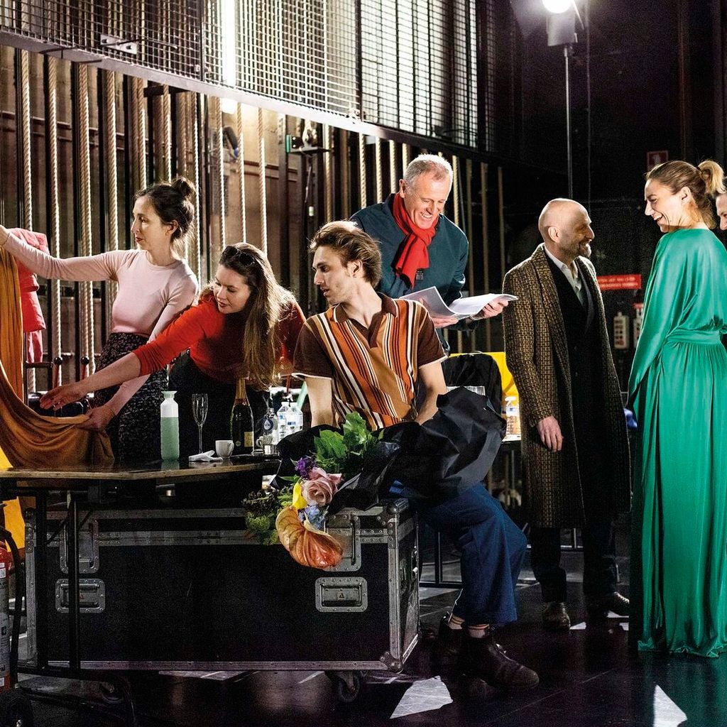 DE HOE: Opening Night