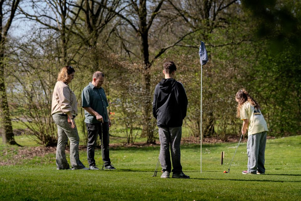 Mensen spelen Pitch & Putt