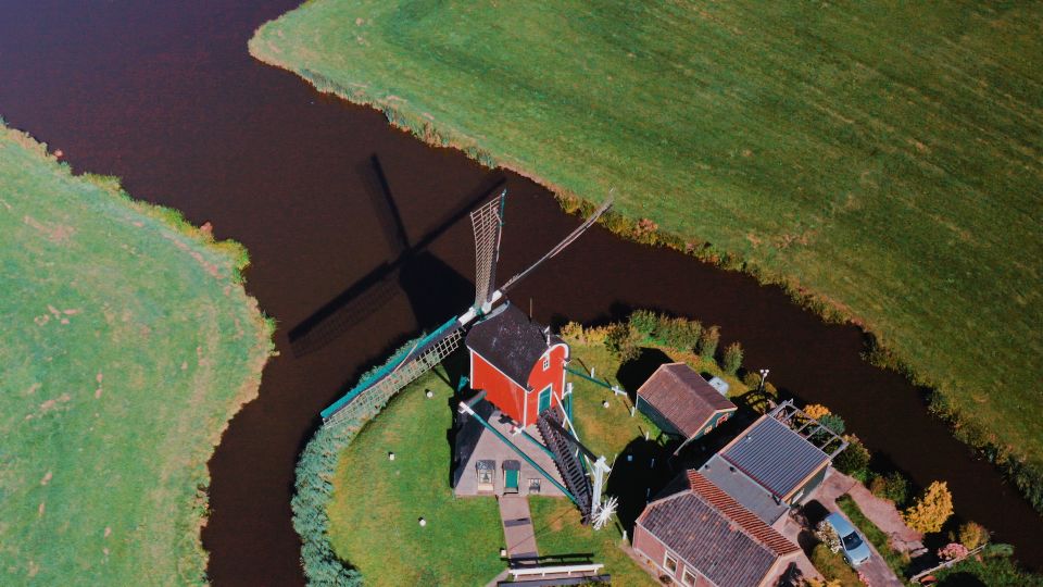 Luchtfoto van de achterkant van de Hoogmadese molen in Hoogmade