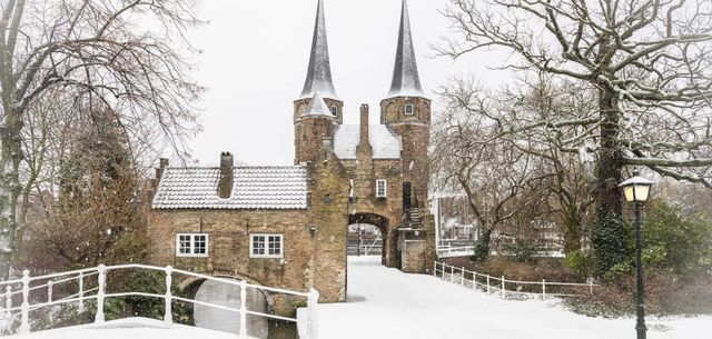 De oostpoort in Delft tijdens de winter