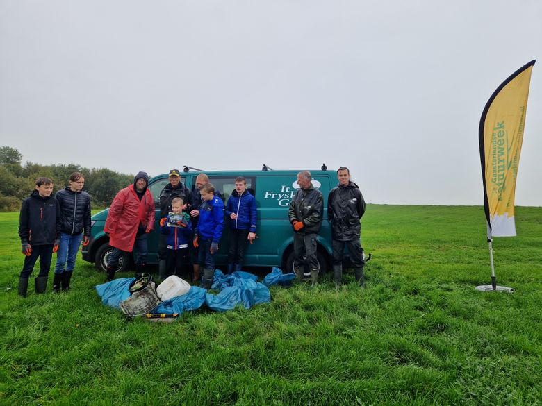 Expeditie Waterbeestjes met boswachter Aldert van It Fryske Gea