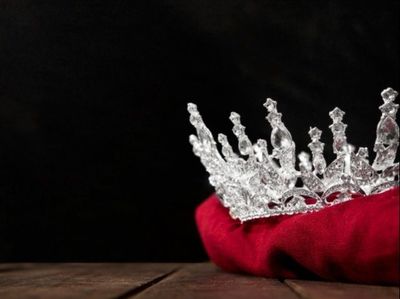 een kroon op een rood kussen