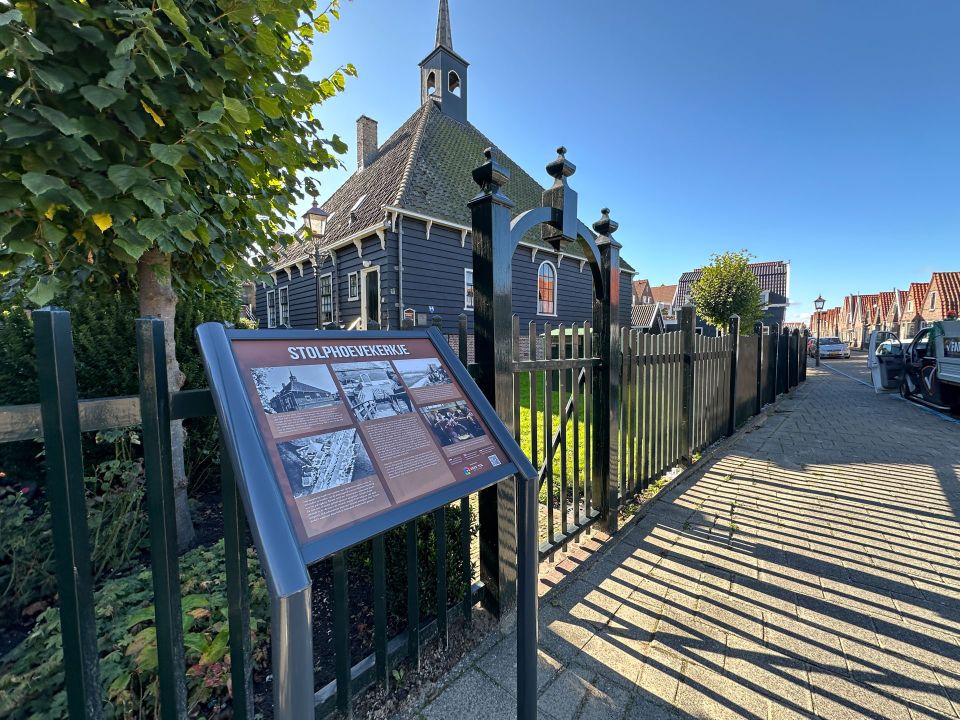 Een bord van 't Burgerpad bij het Stolphoevekerkje