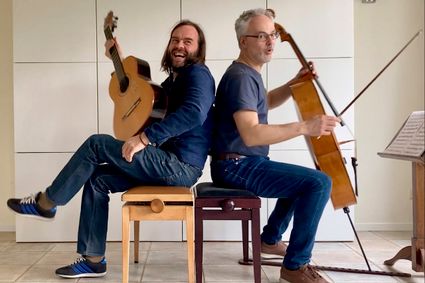 Rechts op foto zit Myrddhin de Cauter met een gitaar in zijn hand en links Stijn Kuppens met een cello.