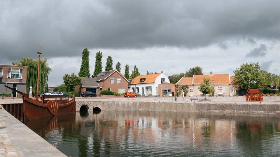 Havenkom met zitbankje en buitenkunstwerken van Jaap Reedijk