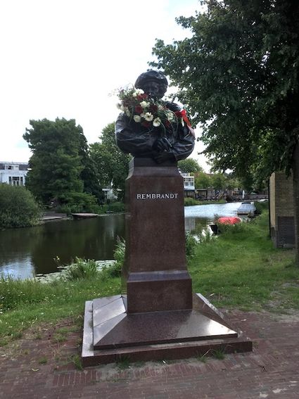 Rembrandt standbeeld met krans