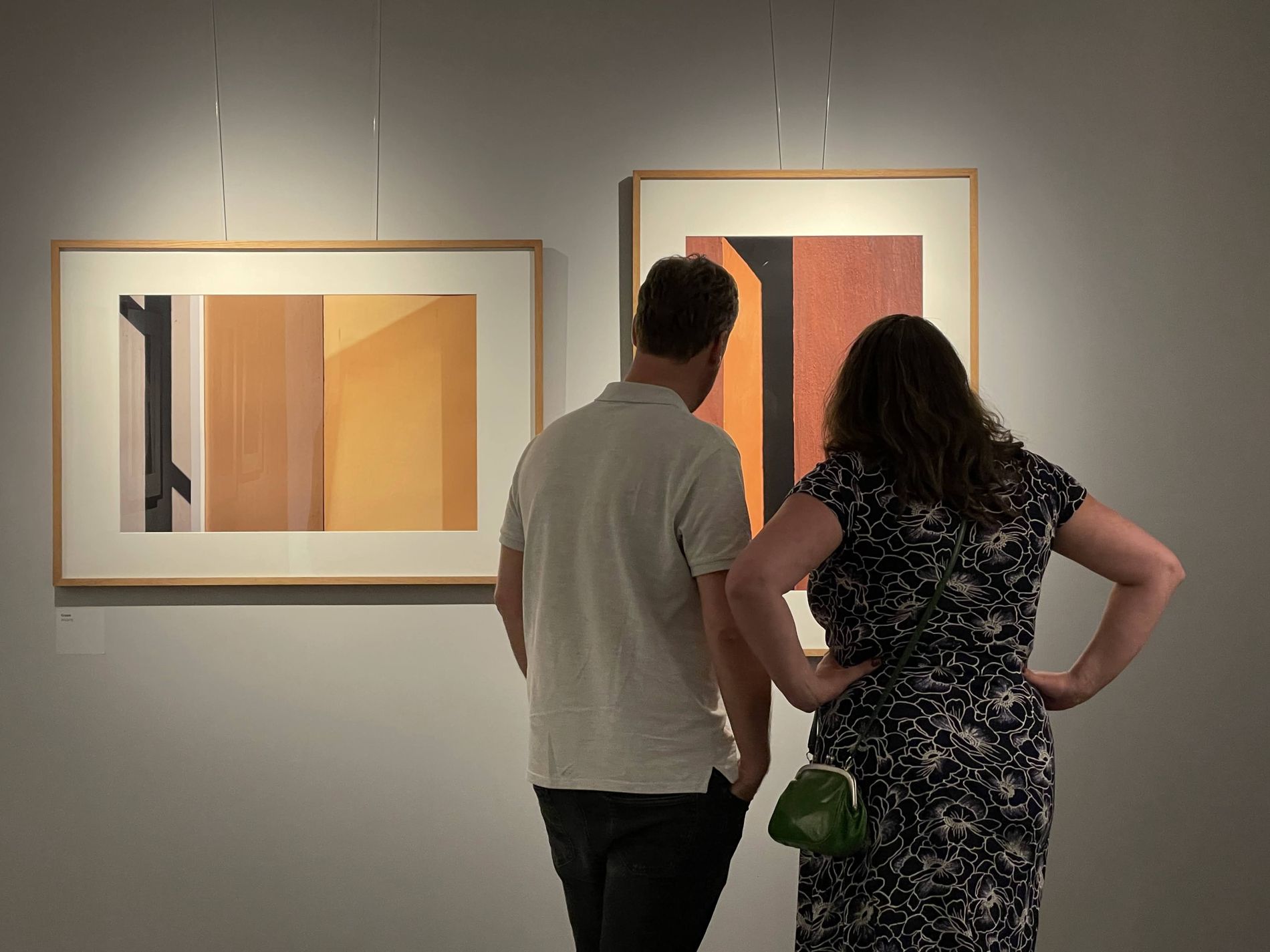 Bezoekers bekijken werk van fotograaf Maarten Rots