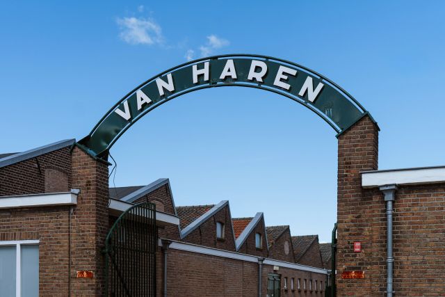 Bord met 'Van Haren' voor de voormalige schoenenfabriek.