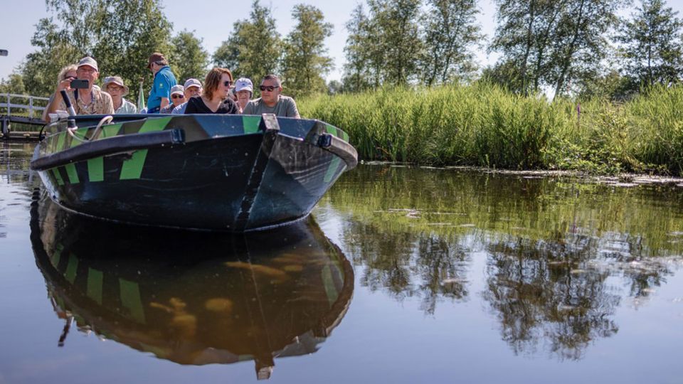 Boot vaart door natuurgebied de Molenpolder