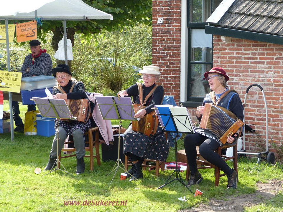 Gezellige muziek van trekzak speelsters bij museum De Sukerei